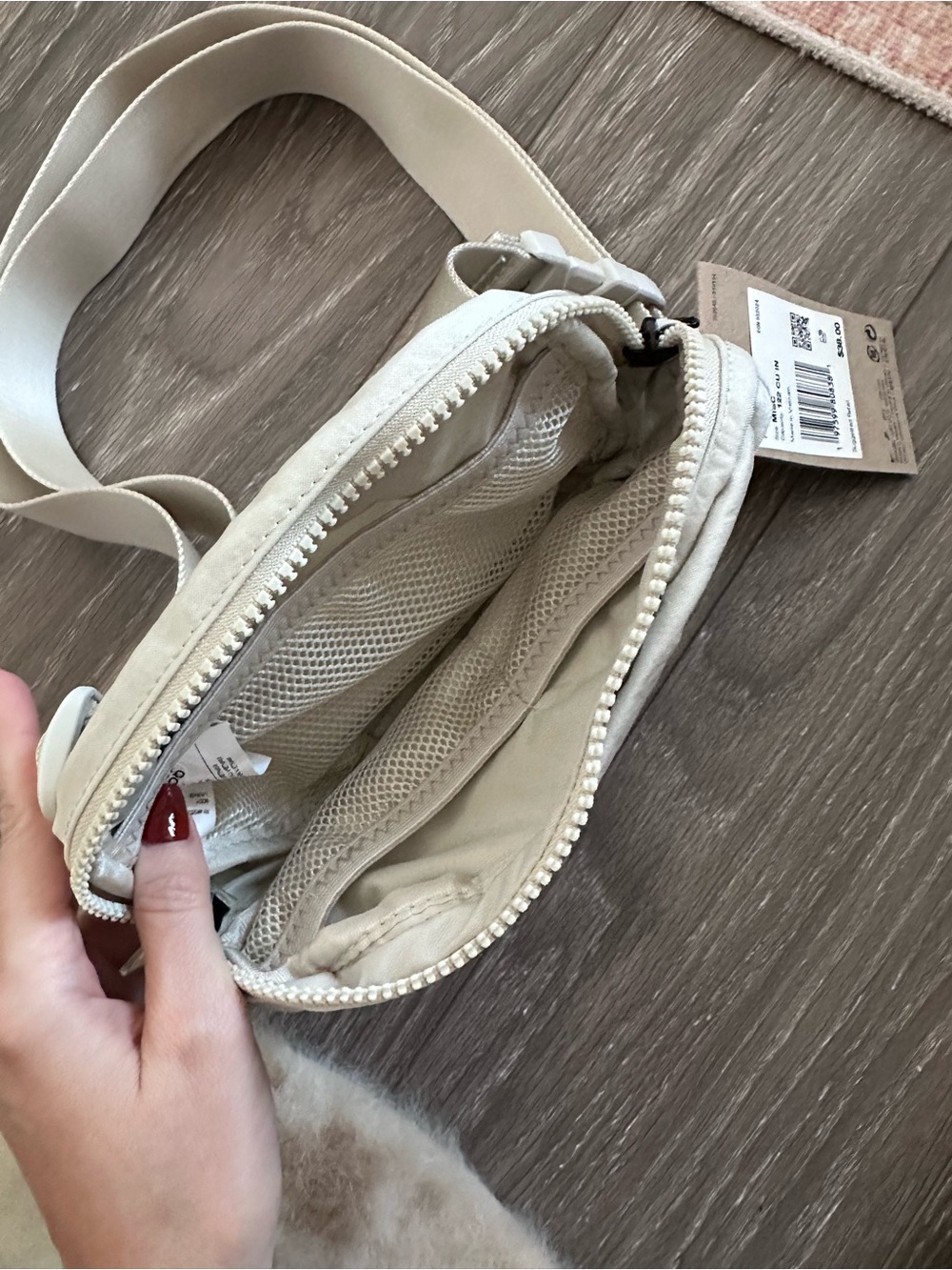 Nike Aura Crossbody Bag (2L) NWT IN LIGHT BONE AND BLACK - Picture 9 of 9